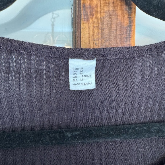 H&M Black Ribbed Cropped Women's Top - Picture 2 of 4